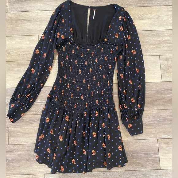 Free People Dresses & Skirts - Women’s free people dress size medium! Square neck fitted dress
